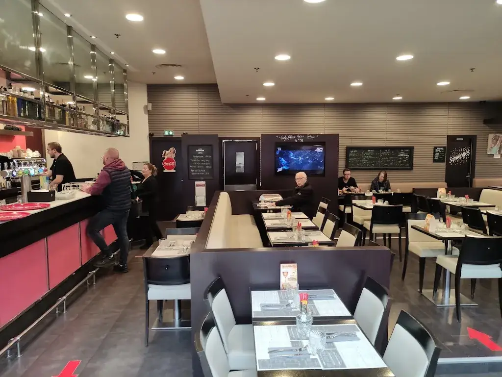 Le Dauphin café restaurant in Mont-Saint-Aignan