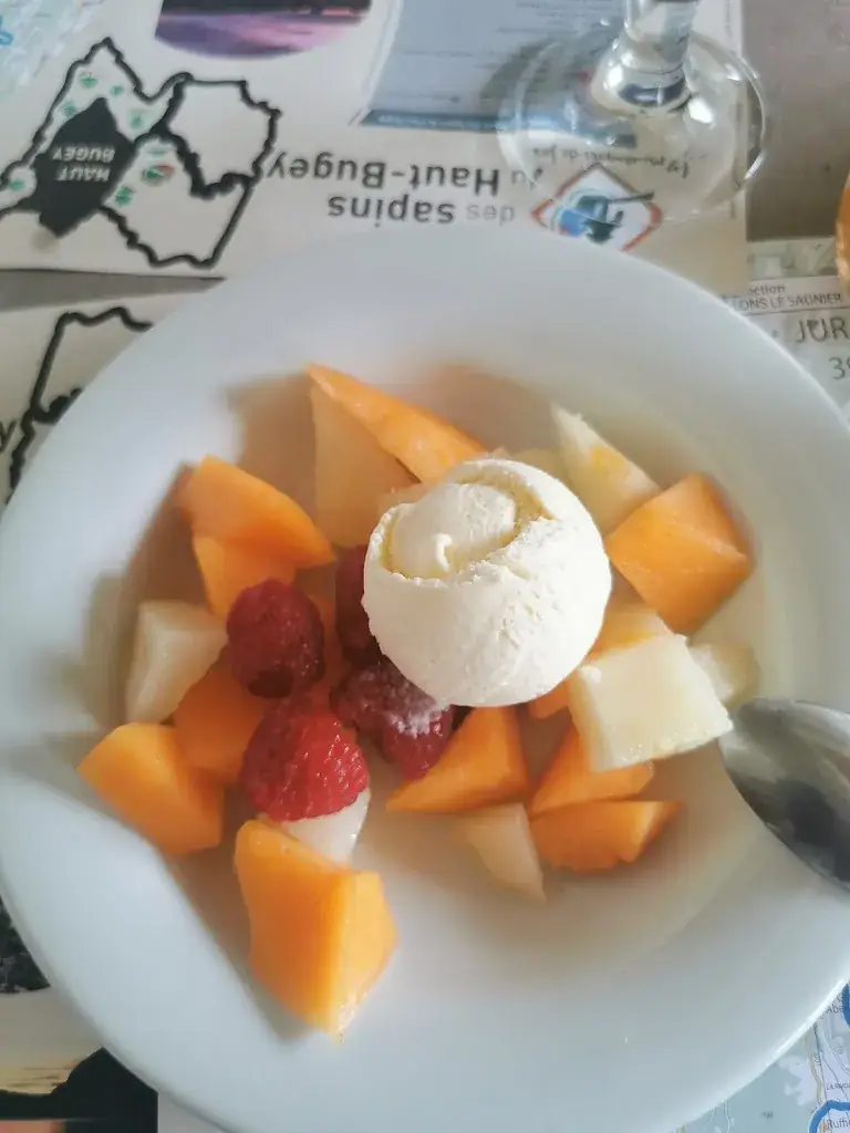 Belinda Quelen_MAISON LEONARD_Izernore_recensione