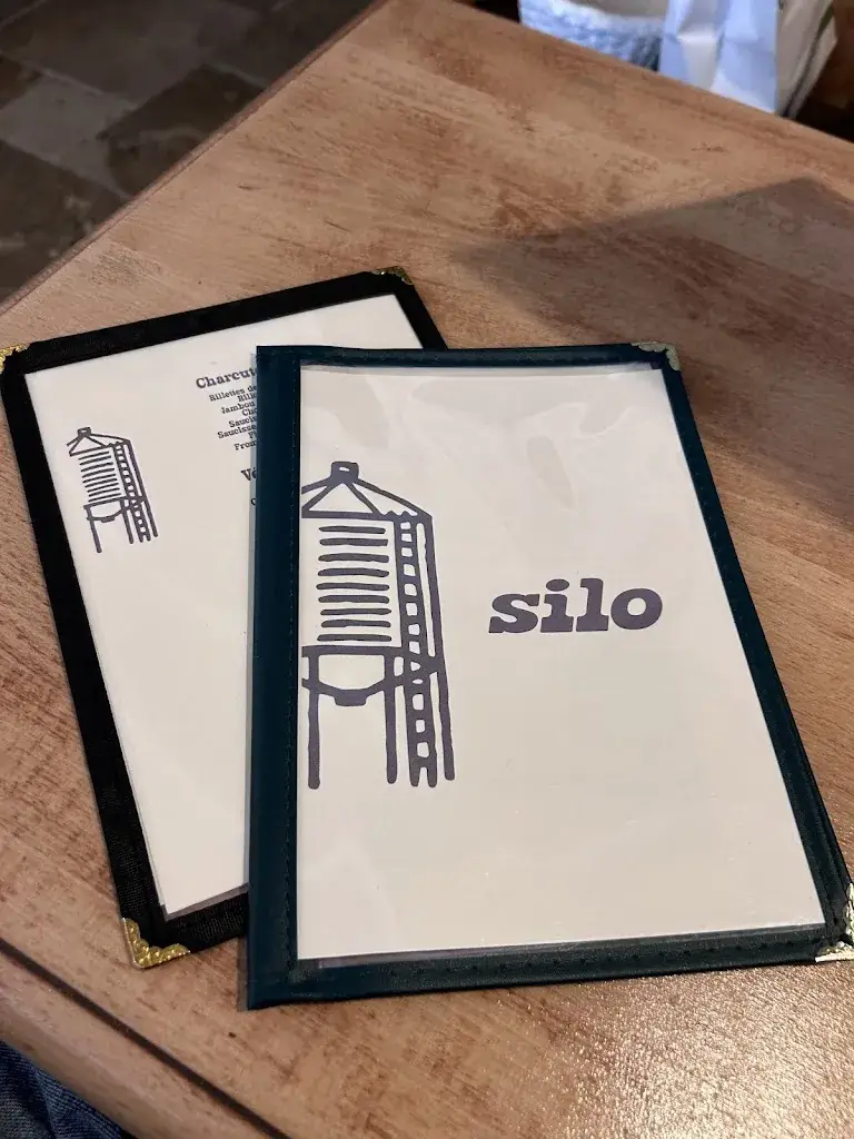 Charlotte HELIE_SILO_Mortagne-au-Perche_recensione