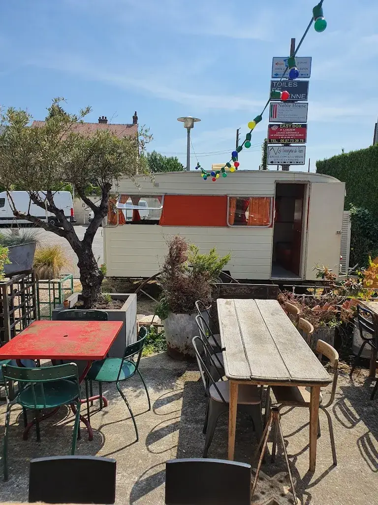 La Guinguette des Puces du Moulin restaurant in Neaufles-Saint-Martin