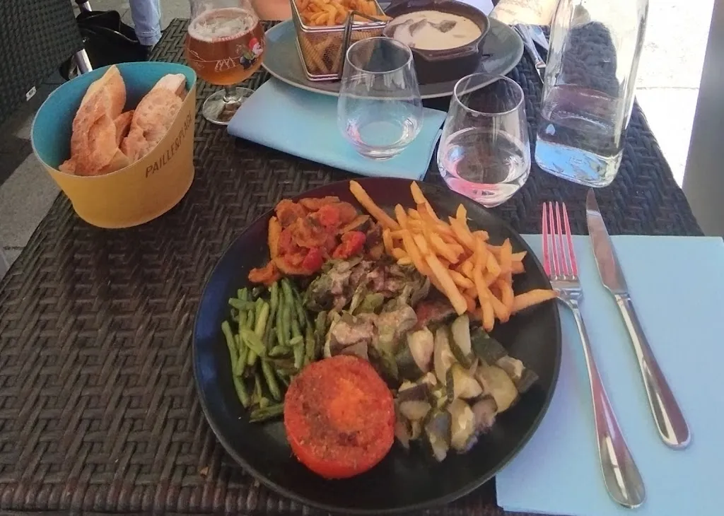 Margot Ikbik_Straw and Beach_Périers_review