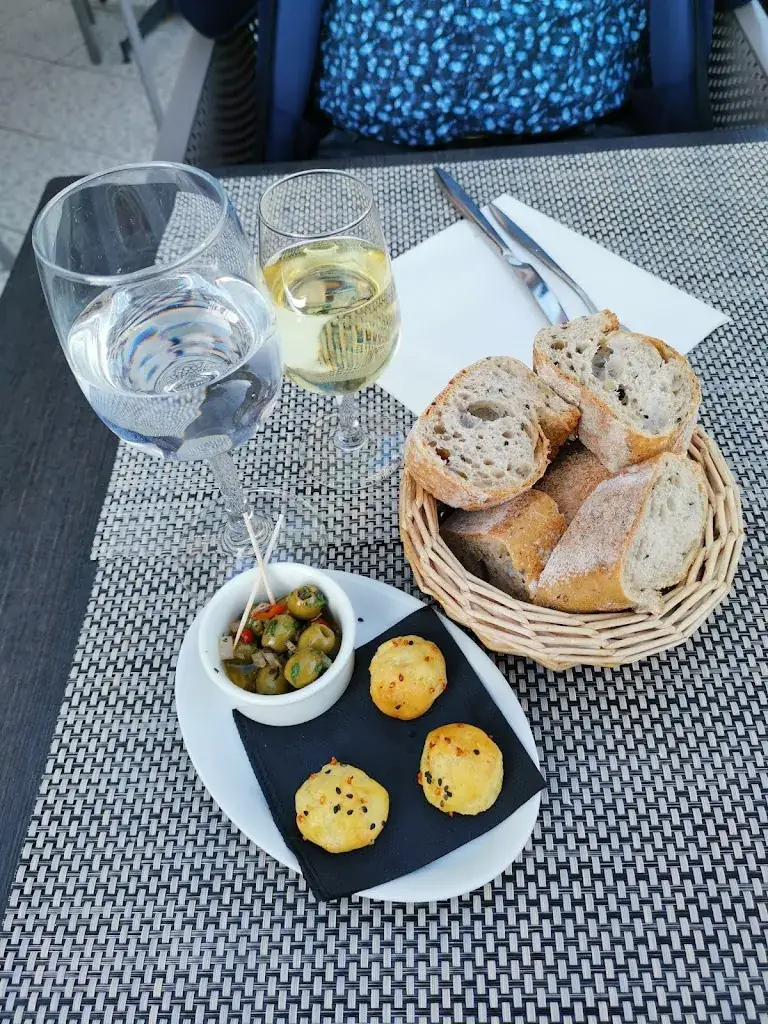 ignace van der Steen_Aux 13 Arches_Port-Bail-sur-Mer_review