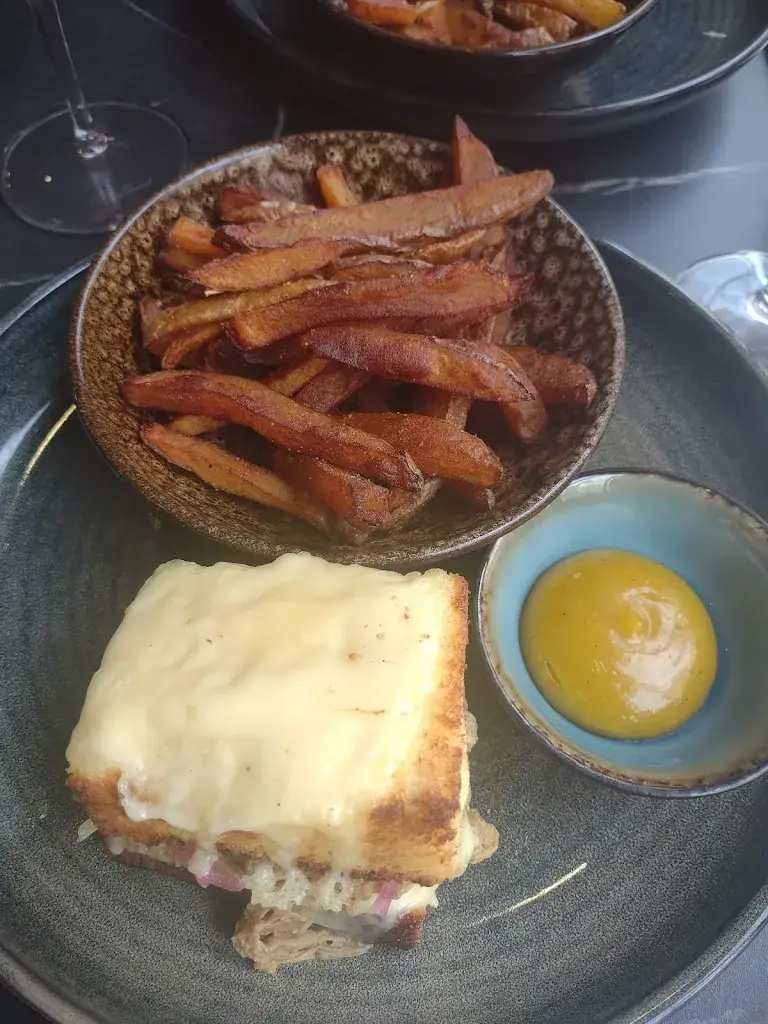 Cindy Pappas - Enault_La Moulerie_Port-en-Bessin-Huppain_review