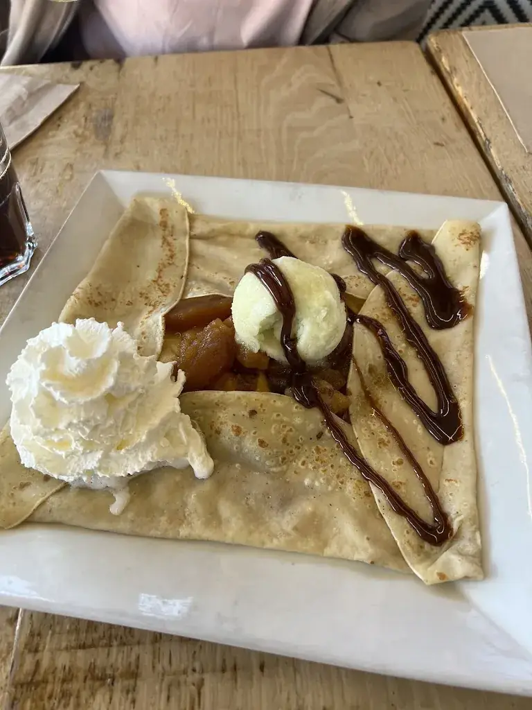 Uliana Ilicheva_La Marina_Port-en-Bessin-Huppain_review