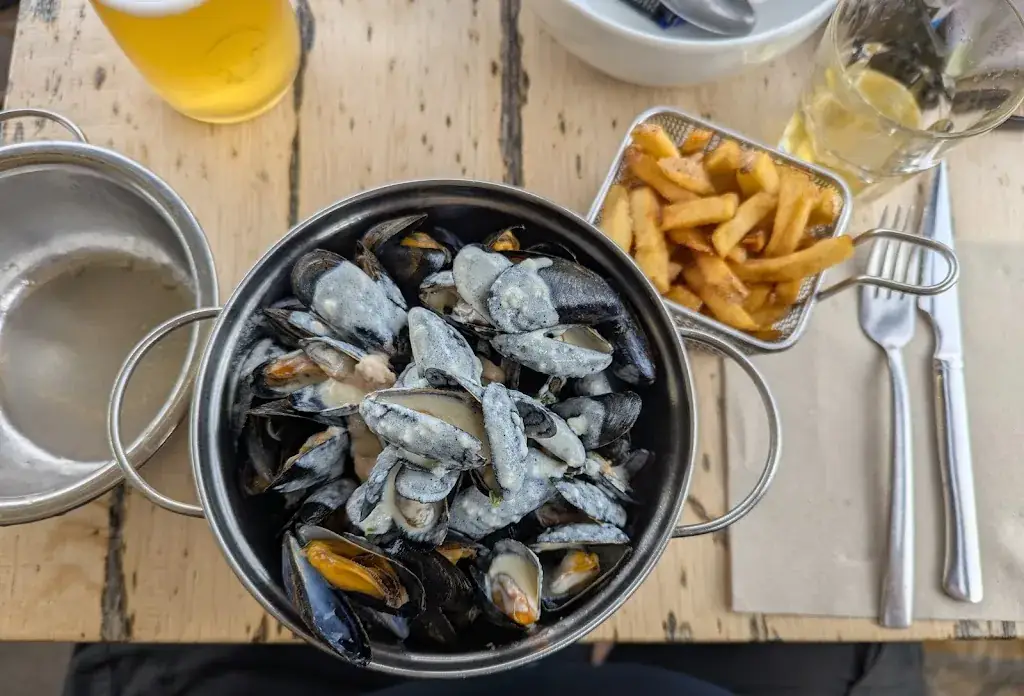 W White_La Marina_Port-en-Bessin-Huppain_review