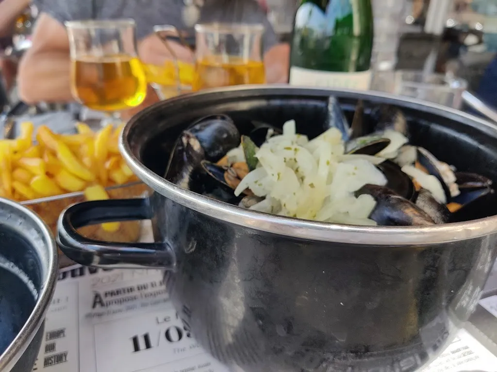 Astrid Carigiet_Les Pieds Dans L'eau_Port-en-Bessin-Huppain_review