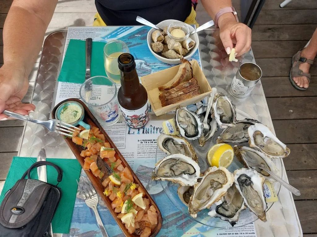 Aurélien Astoux_L'ître, repère iodé_Saint-Vaast-la-Hougue_review