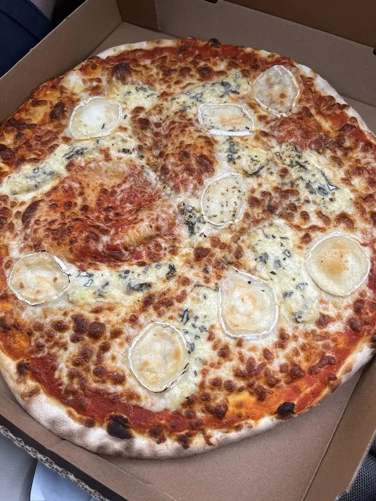 Karolina Urbanik_Luppio Pizzeria Pontorson_Pontorson_review