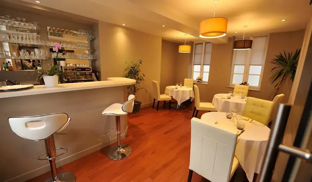 La maison blanche restaurant in Bouille