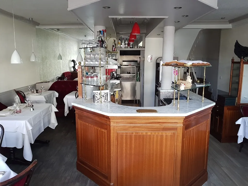 Restaurant Les Gastronomes restaurant in Bouille