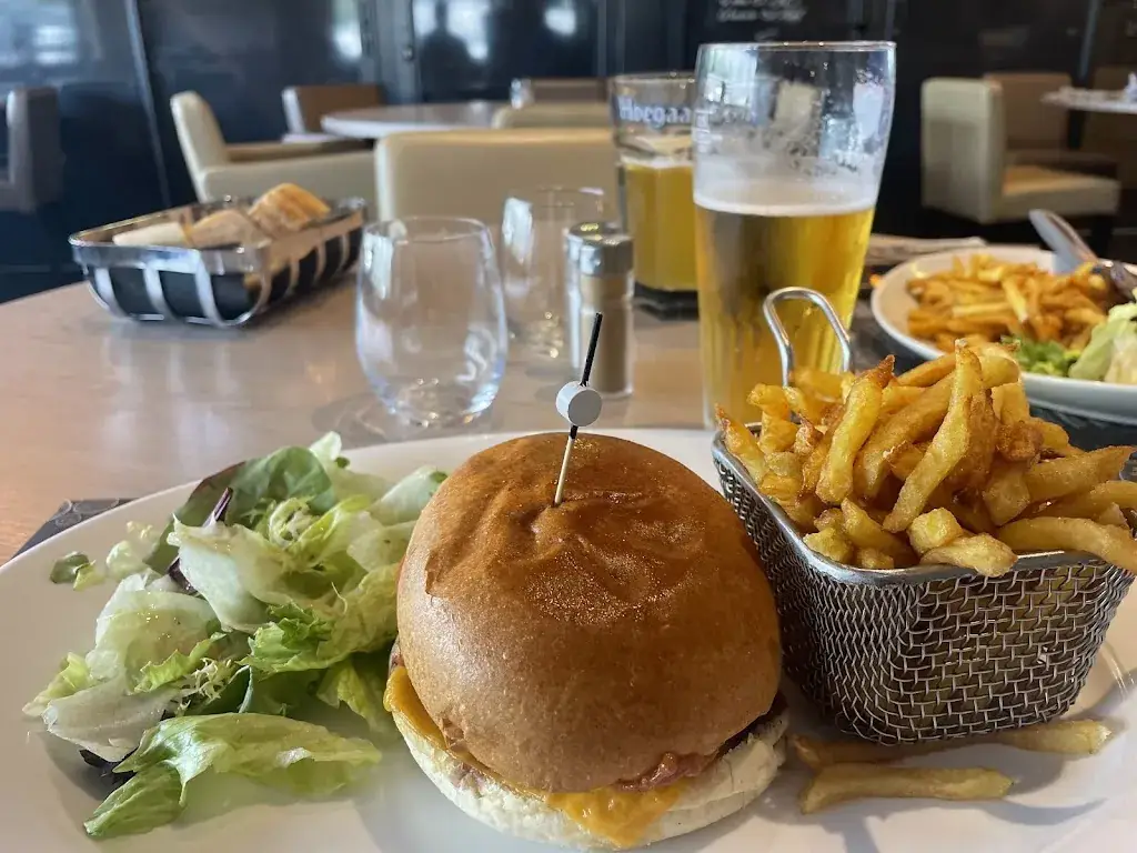 Rebekah Huggins_Brasserie Laurent_Saint-Contest_review