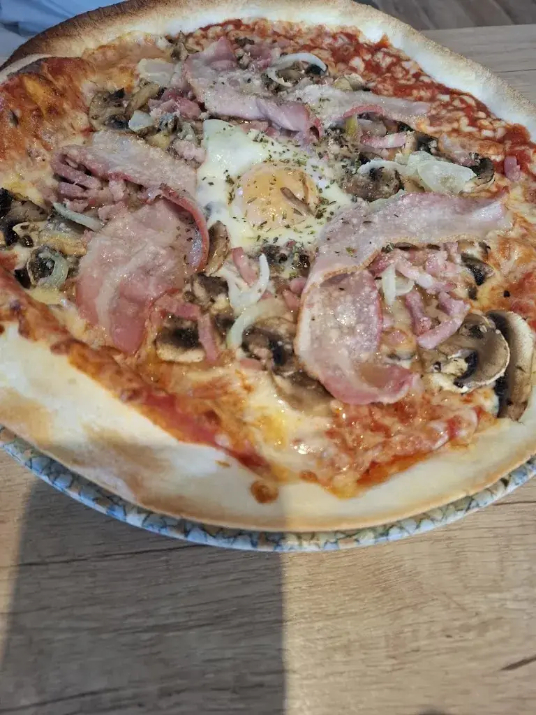 Deborah May_Le Débarcadère_Saint-Vaast-la-Hougue_review