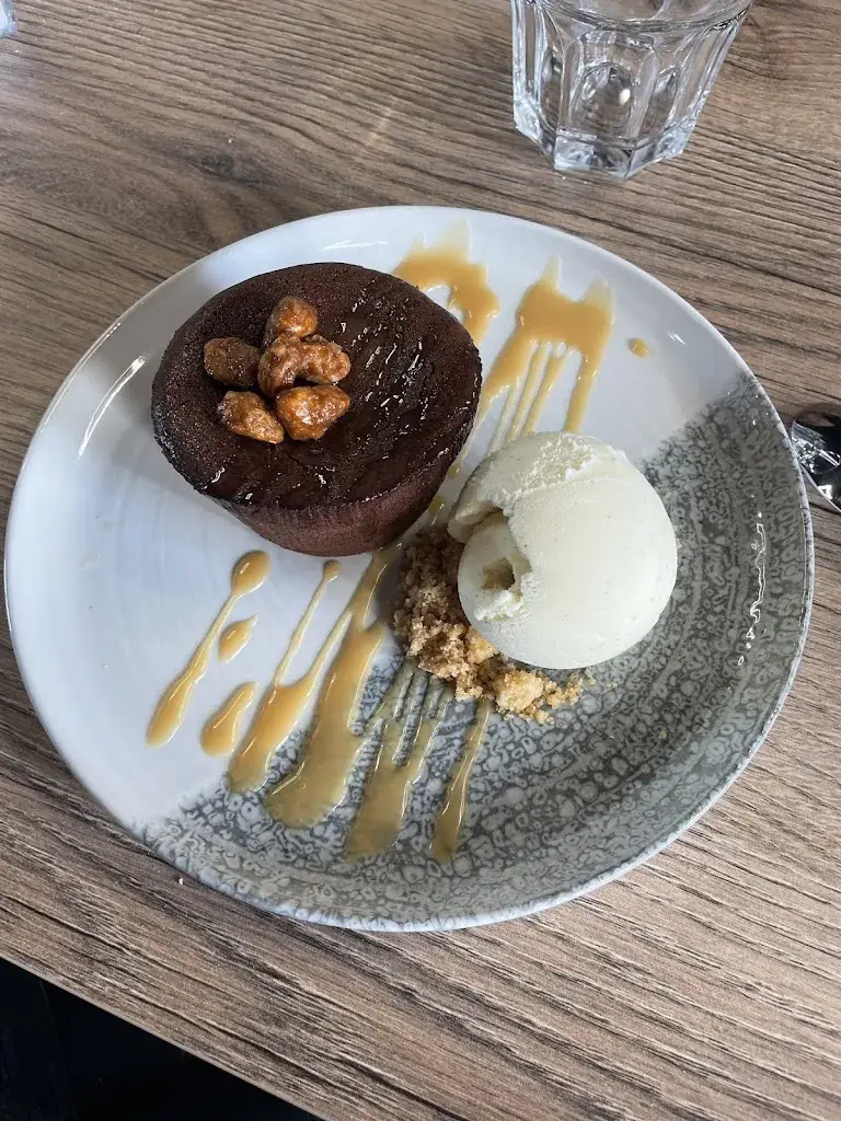 Léa Poret_Aux pères Clément_Cormelles-le-Royal_review