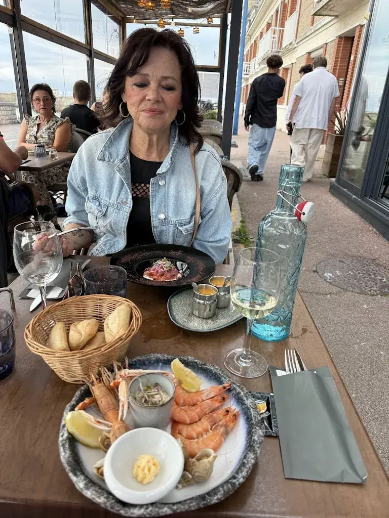 Stephen Bennett_Les Flots_Saint-Valery-en-Caux_review