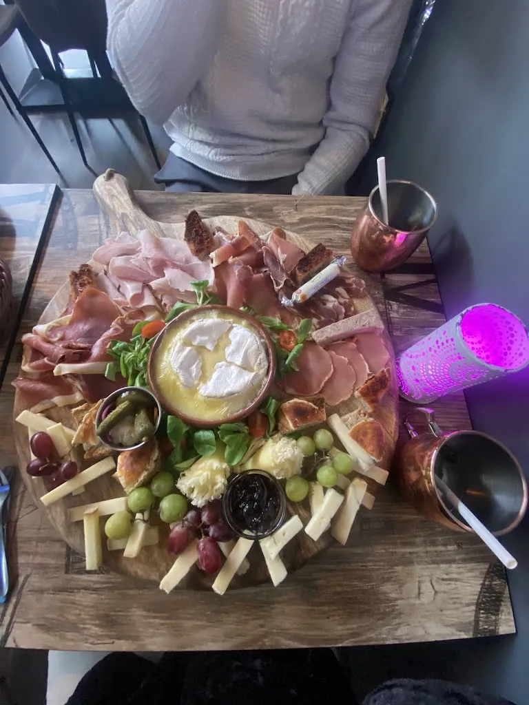 Sarah KENNEL_La lucarne_Trouville-sur-Mer_review