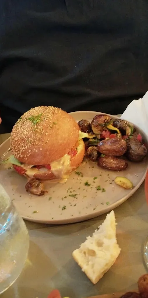 Melinda Lepareur_Le Troquet_Normandie_review