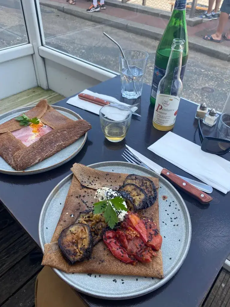 oliver edwards_Le Cabestan et sa Plume_Yport_review