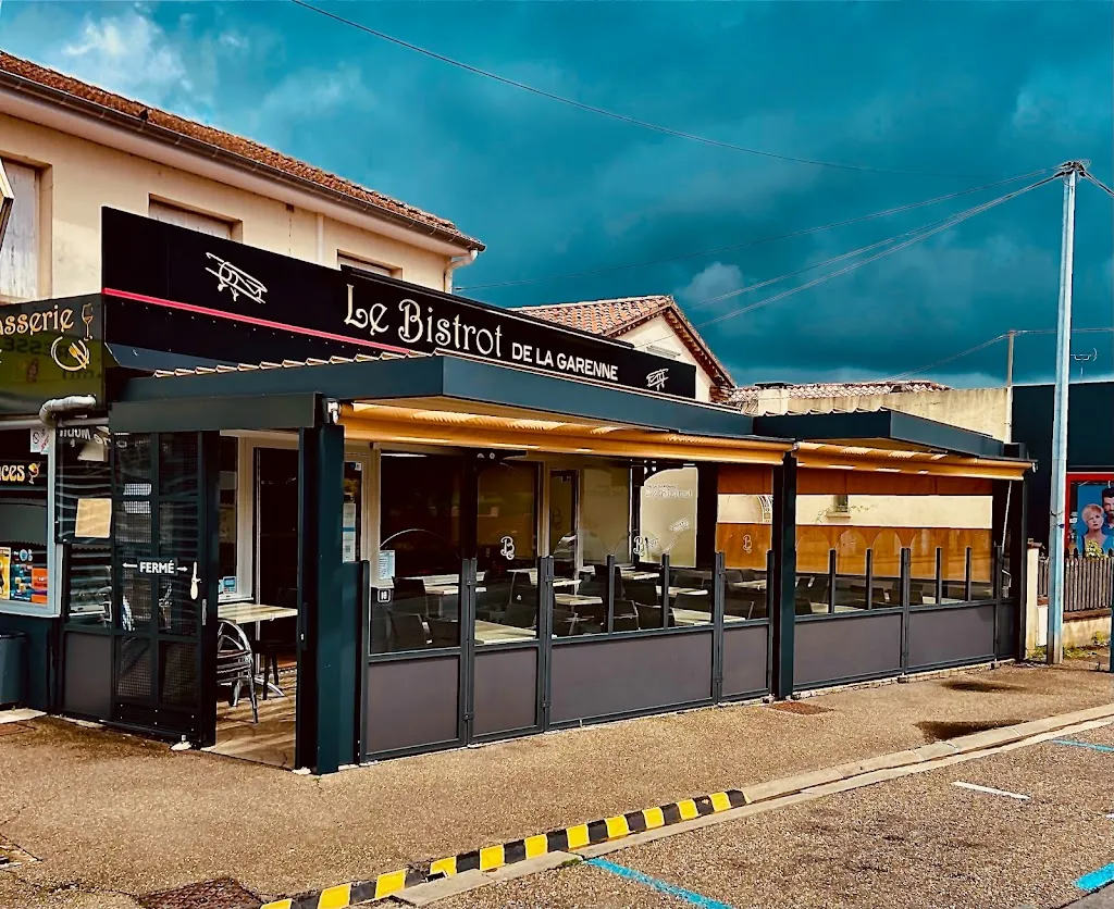 Le Bistrot De La Garenne restaurant in Passage