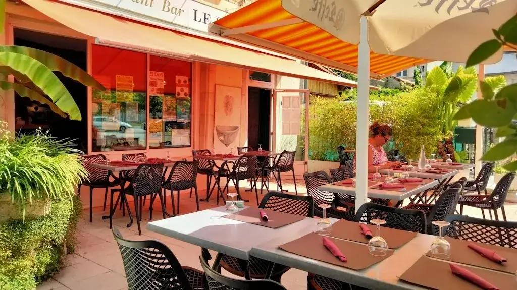 Mackenzie Rough_Le Square_Aigre_review