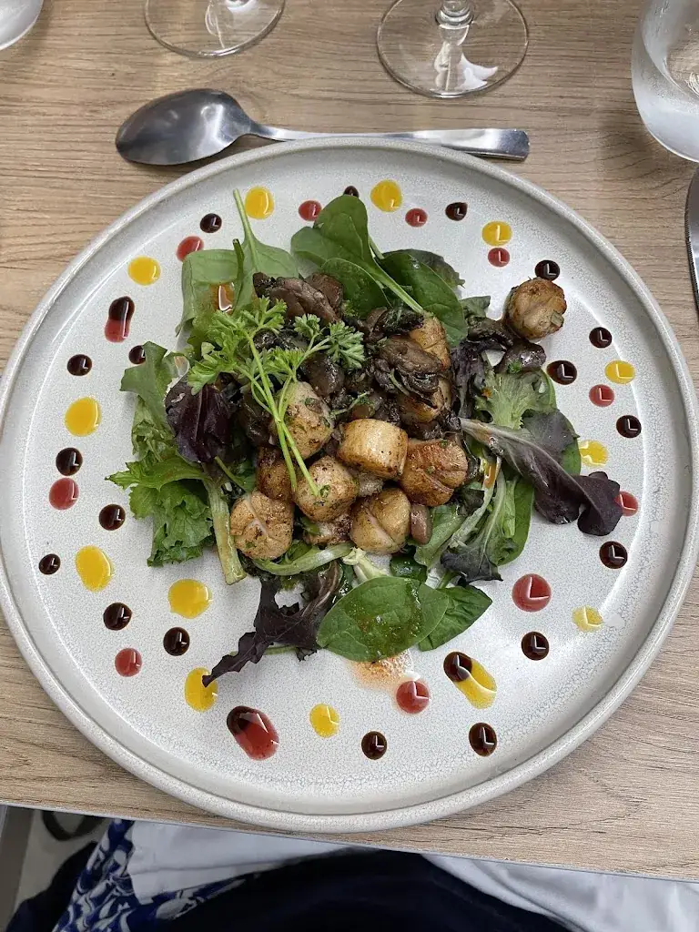 Rusty Hanlon_Logis Le Relais du Chapeau Rouge - Hôtel 3 étoiles restaurant - Groupe Logis Hôtel_Saint-Loup-Lamairé_review