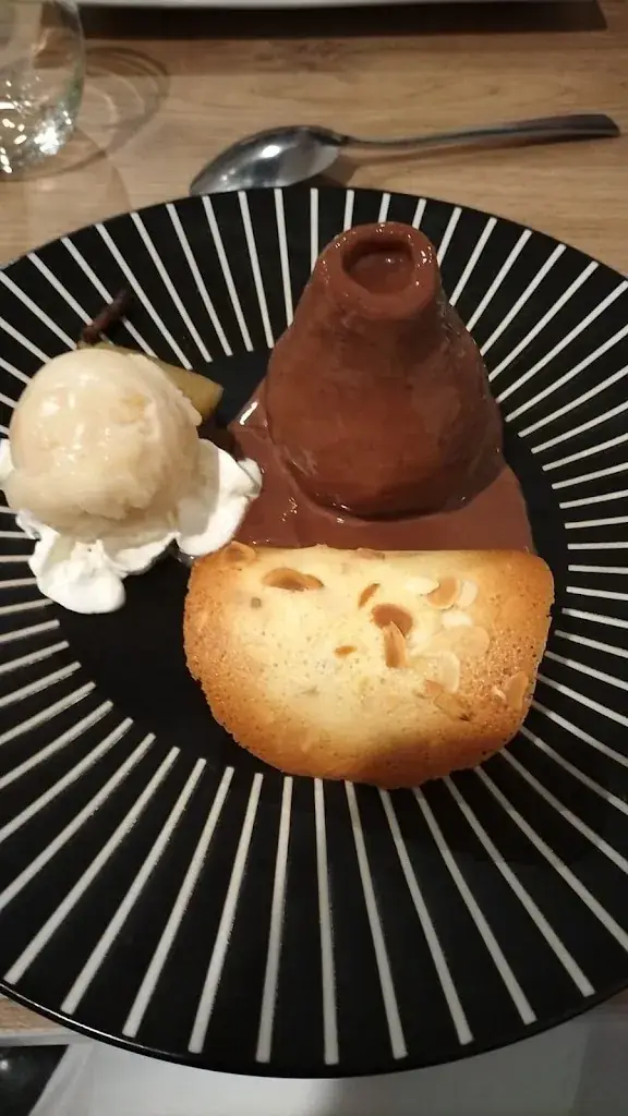 Frans van den Hombergh_Logis Le Relais du Chapeau Rouge - Hôtel 3 étoiles restaurant - Groupe Logis Hôtel_Saint-Loup-Lamairé_review