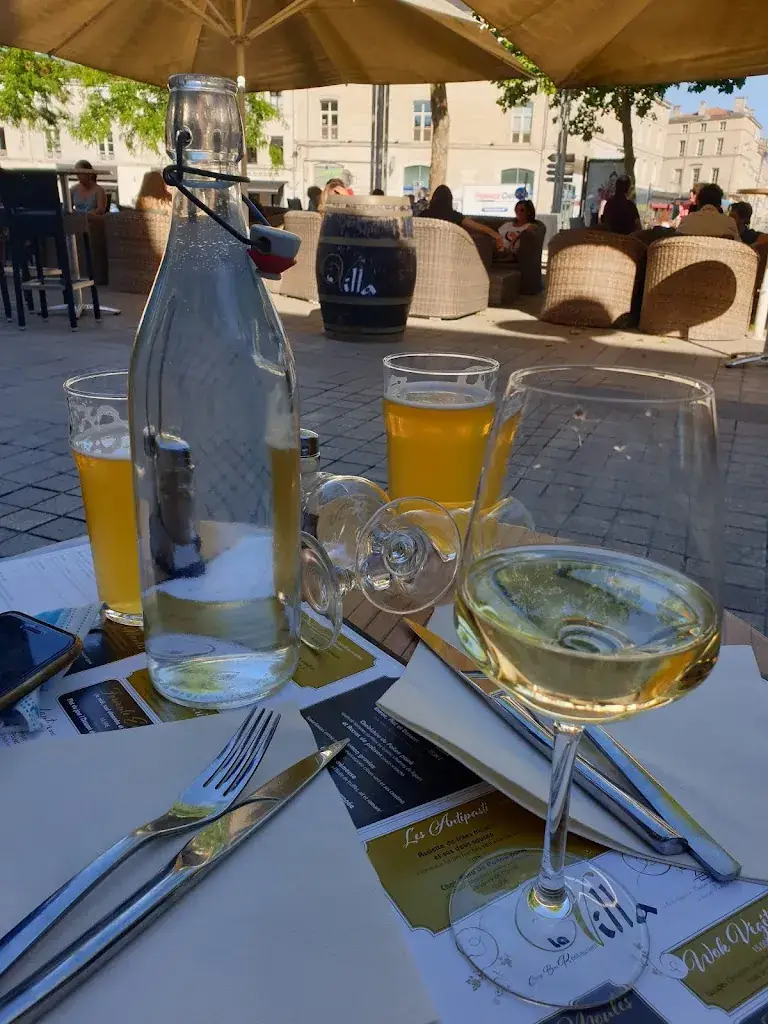 Monika van Hoeve_La Villa_Niort_review