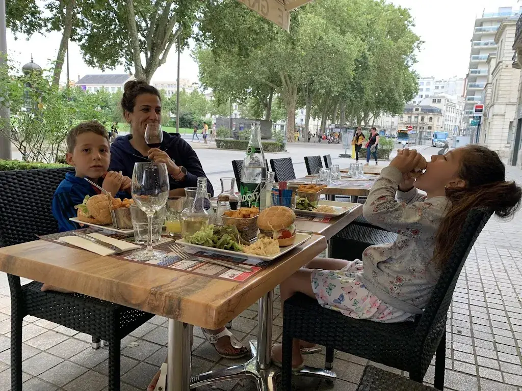 Kuntay Dülger_LE GRAND CAFE_Niort_review