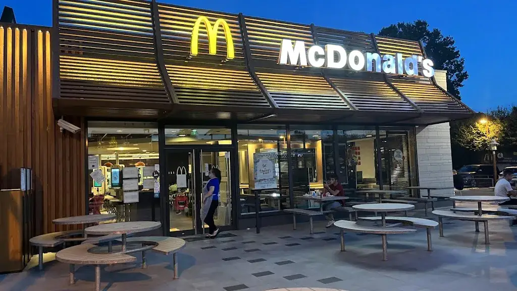 McDonald's_Aixe-sur-Vienne_slider_image_3