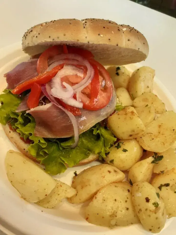 LE PITA FOOD TRUCK Parking Stock Américain LES 3 COULEURS_Ambarès-et-Lagrave_slider_image_1