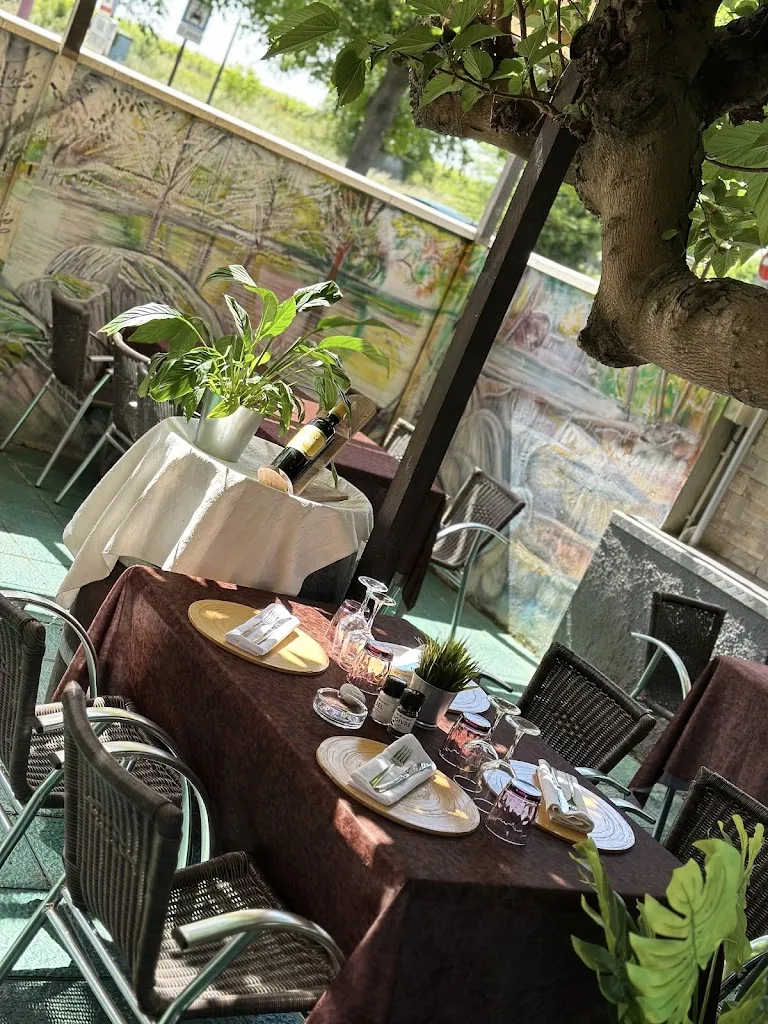 AUBERGE DES GRANDS VINS restaurant in Labarde