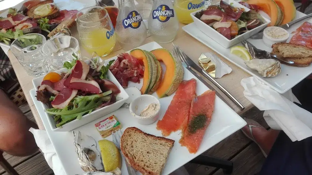 Fred van Lieshout_Le V, Port d’ Ars : Cave, Bar à Vins, Huîtres & Tapas_Ars-en-Ré_review