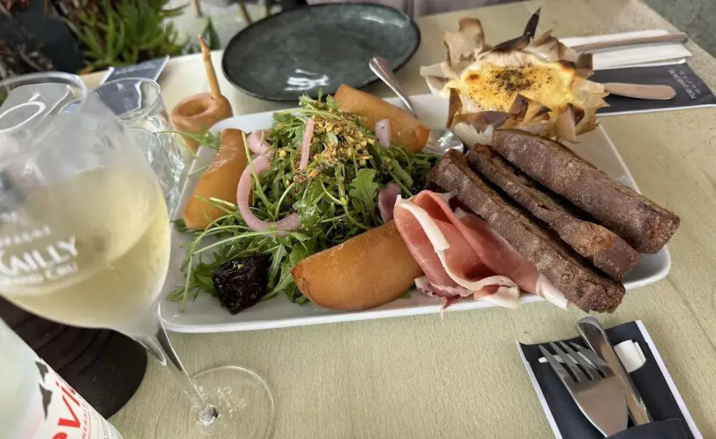 Le V, Port d’ Ars : Cave, Bar à Vins, Huîtres & Tapas_Ars-en-Ré_slider_image_2