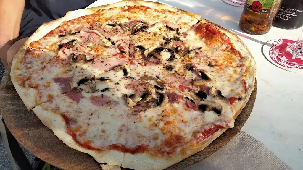 Mackenzie Rough_CHEZ LES GARCONS_Tremblade_review