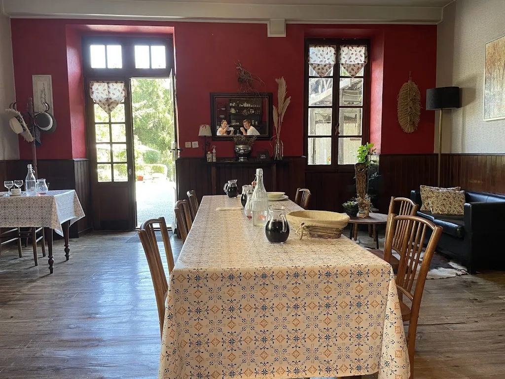 Vanda Vlčková_Birou Martine, restaurant du Midi_Nay_recensione