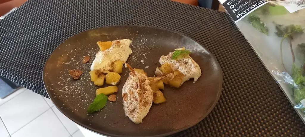 A Table !_Arveyres_slider_image_2