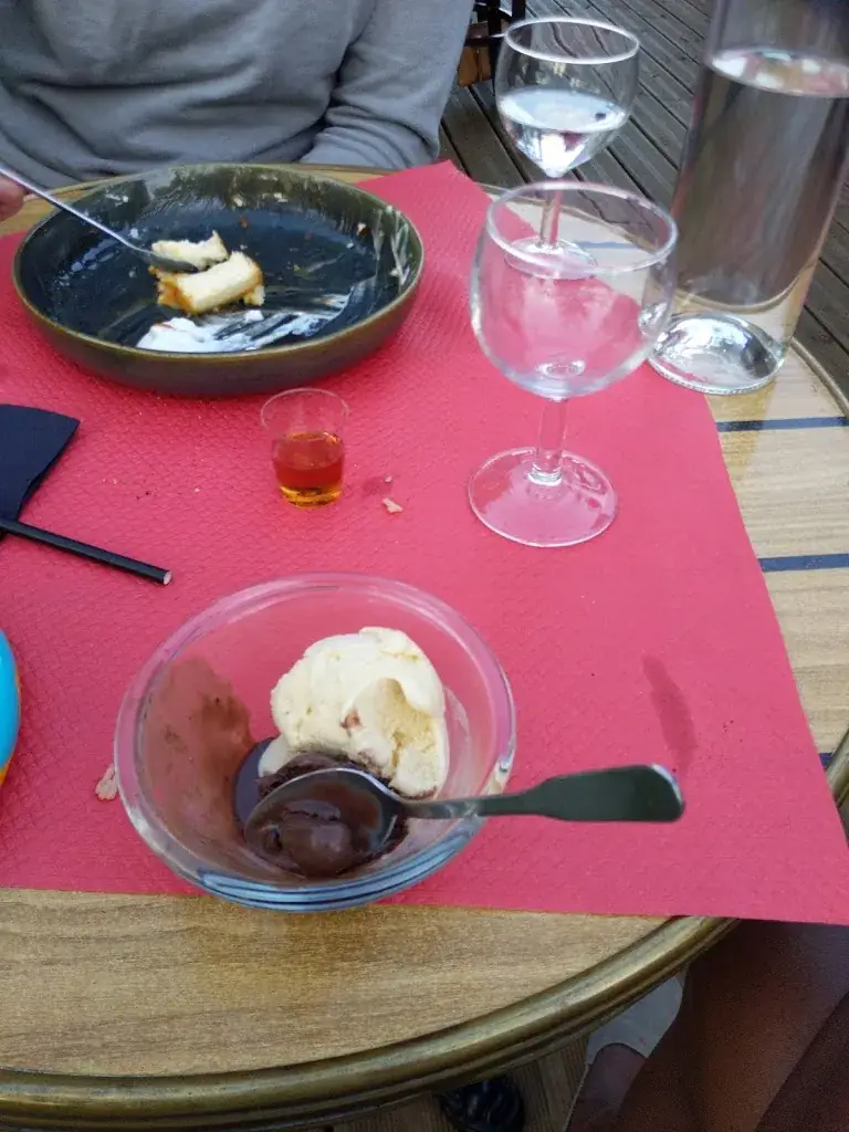 Maryanna Quigless_Bistro Pharell_Fronsac_Bewertung