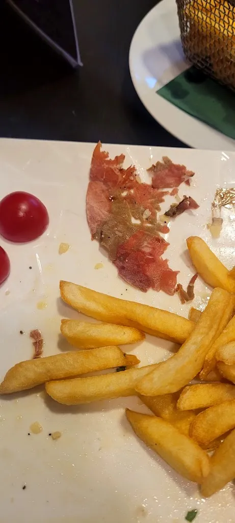 Julie Sclr_La Piccola Sicilia_Saint-Pierre-en-Faucigny_review