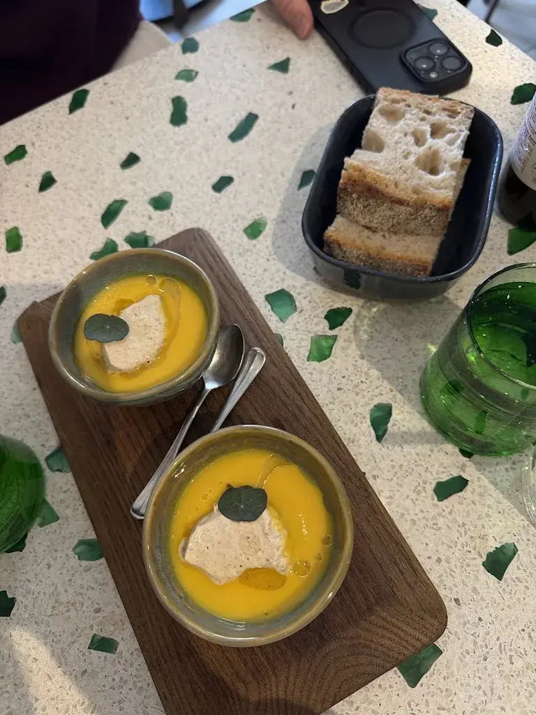 Ev Dubinsky_Instincts_Saint-Jean-de-Luz_review