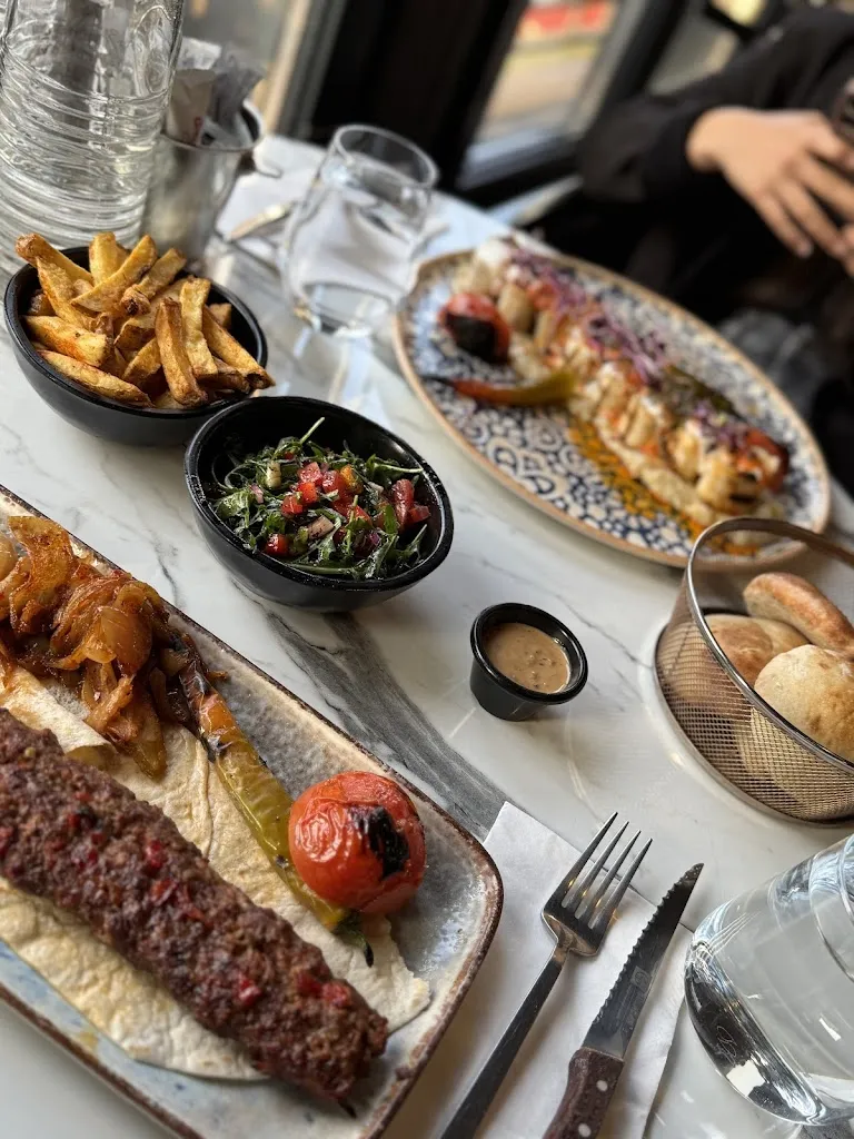 Emel Dogan_AZURA_Aulnay-sous-Bois_review