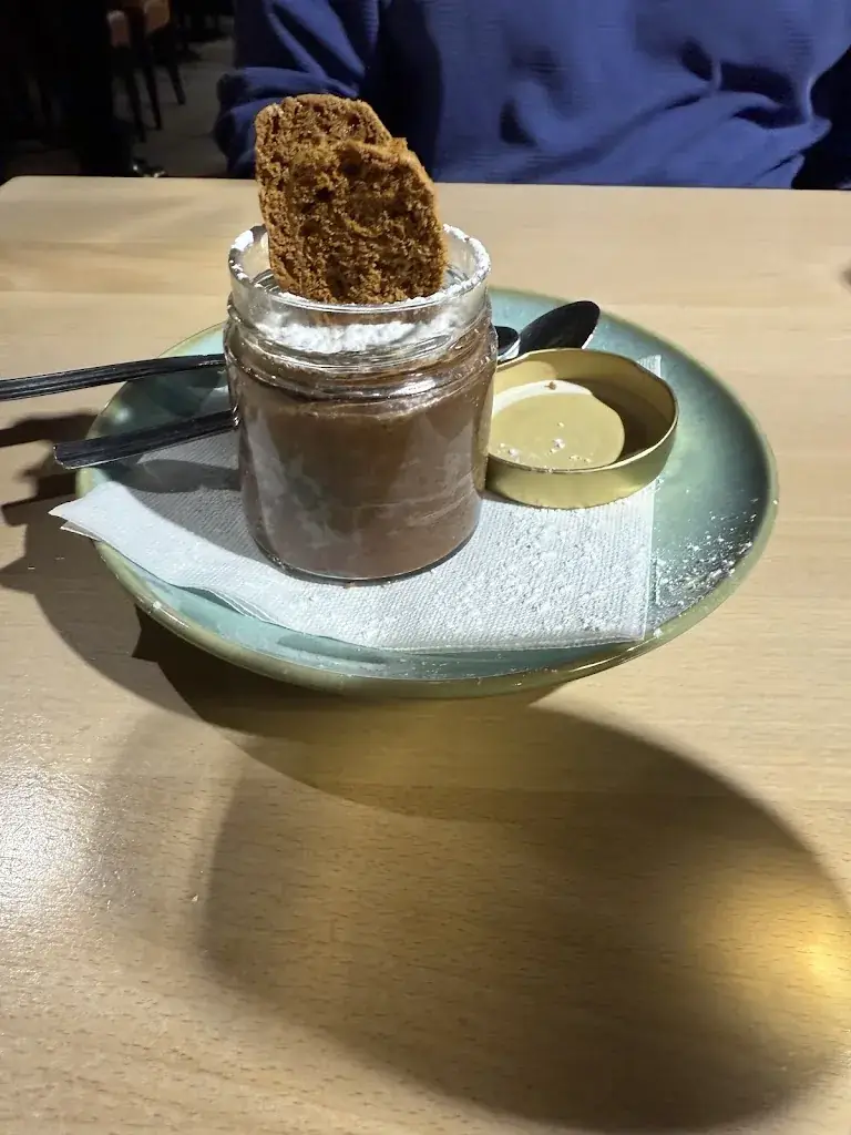 Risé L. Candelaria_Brasserie Le Balzac_Paris_review