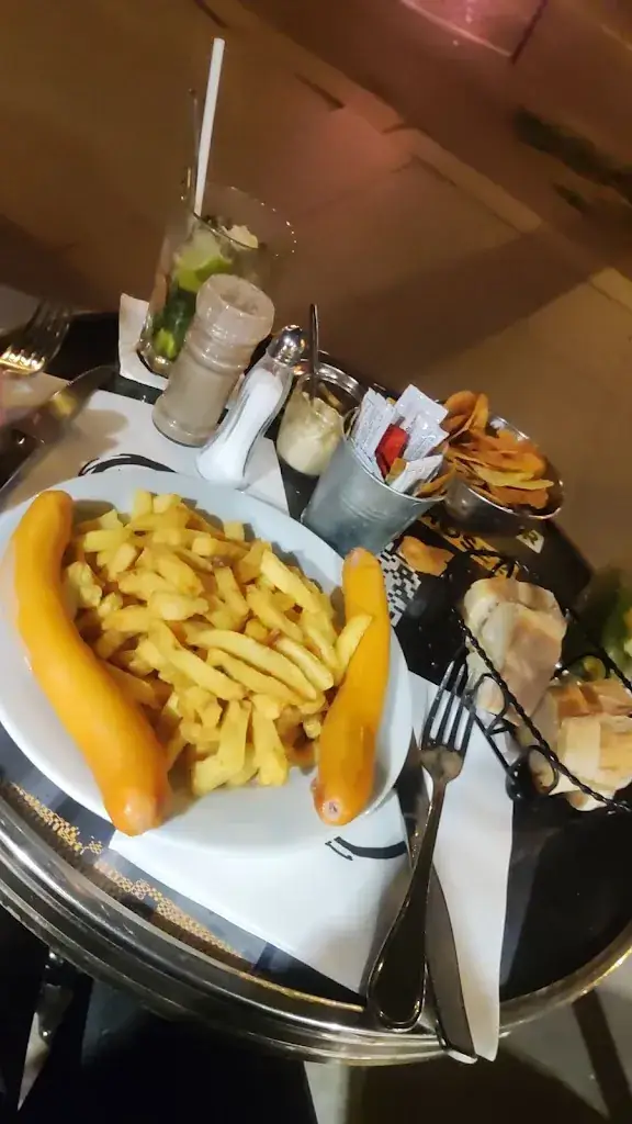 Jesse Cohen_Brasserie Le Balzac_Paris_review