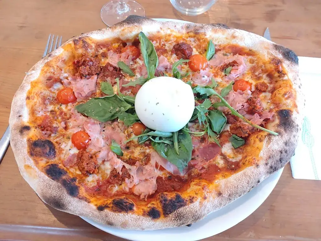 Simon Bor_L'Ovalie_Chapelle-de-la-Tour_review