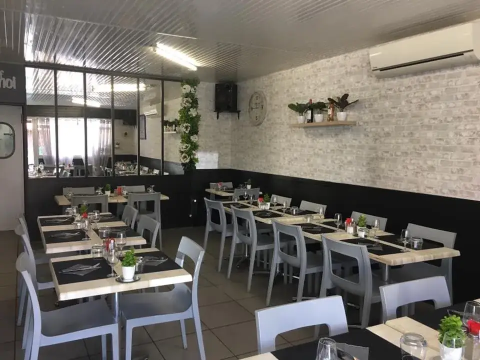 Le petit bassens restaurant in Bassens