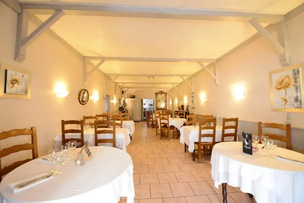 HOTEL RESTAURANT LA VIEILLE AUBERGE restaurant in Barbezieux-Saint-Hilaire