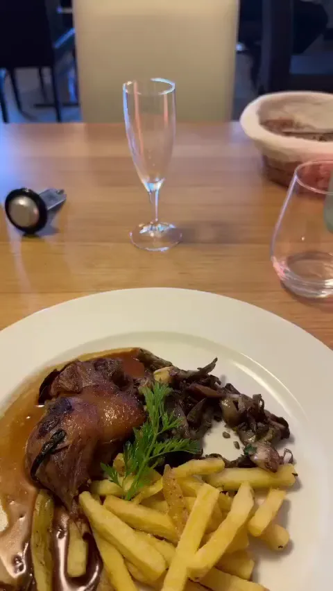 Hôtel Restaurant Bar la Boule d'Or restaurant in Barbezieux-Saint-Hilaire