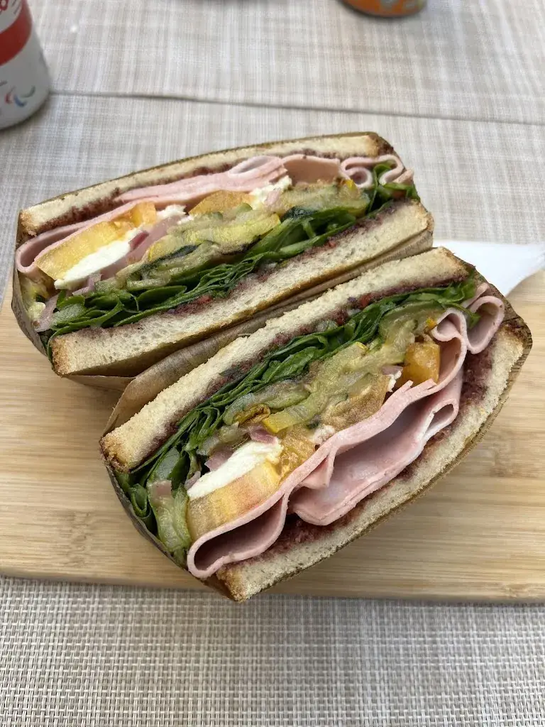 Lila Fournier_Bienvenue au club_Bazas_review