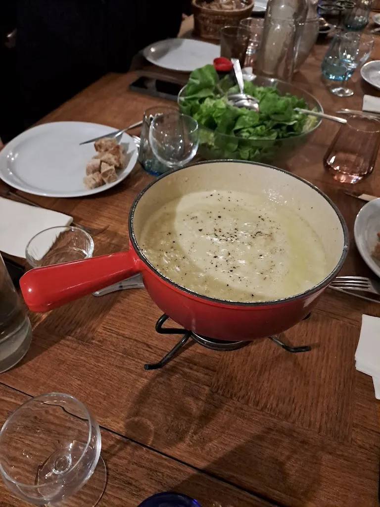 Khlo Hey_LARMUSE - auberge_Motte-d'Aveillans_review