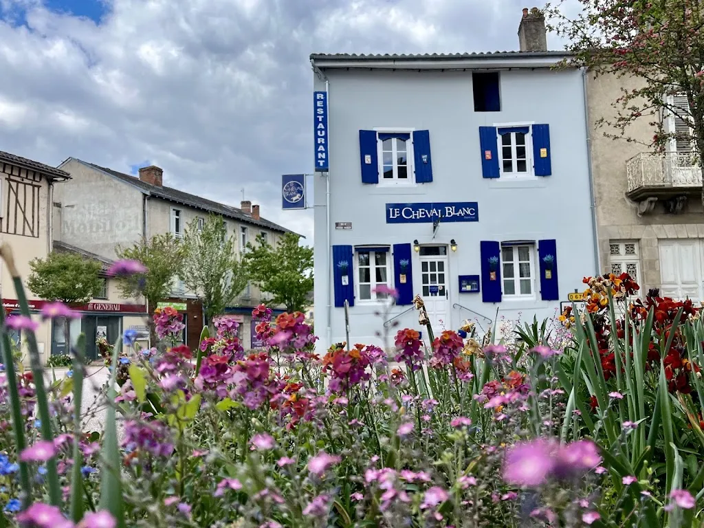 Le Cheval Blanc_Bellac_slider_image_3
