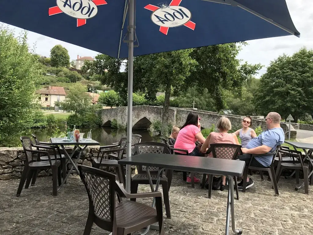 Toni McMorris_Café le Pont de la Pierre_Bellac_review