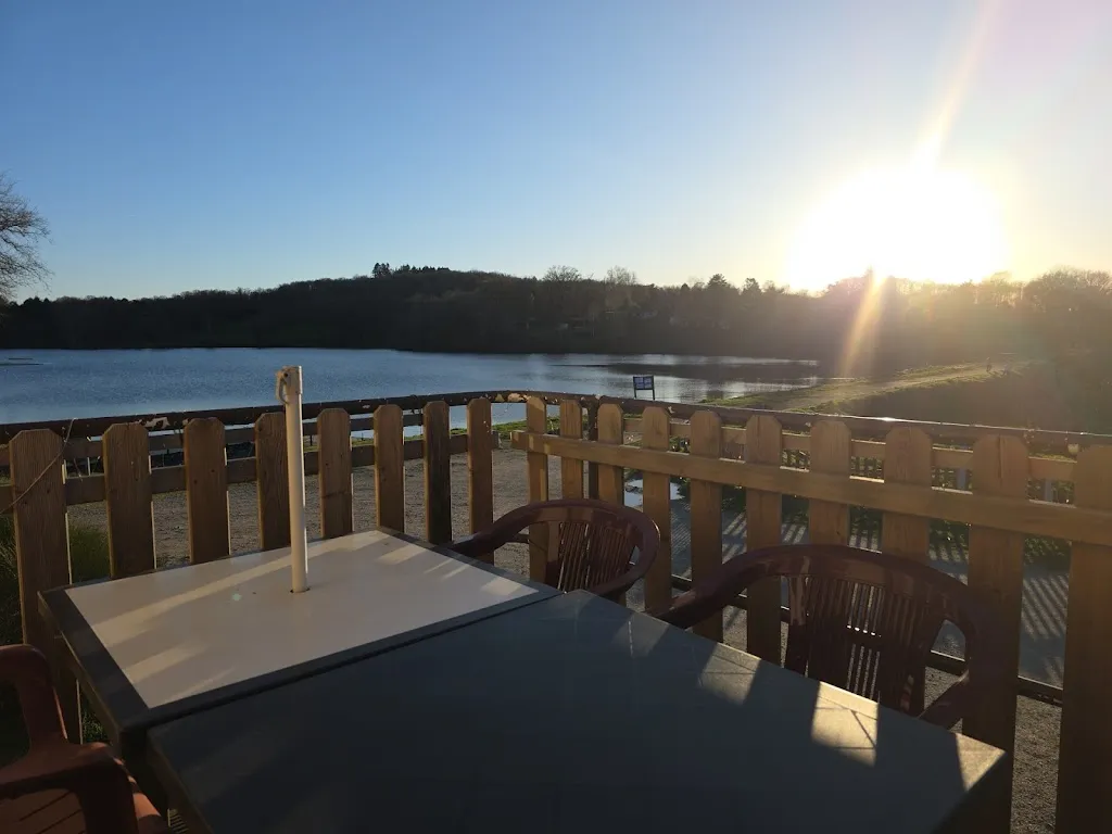 Paul Lewis_Bar Le Lac_Bessines-sur-Gartempe_review